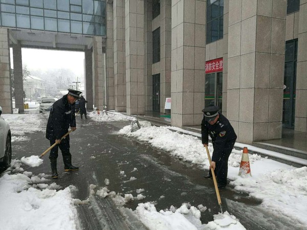 后勤物业扫雪1.jpg
