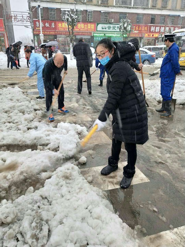 医务人员扫雪1.jpg