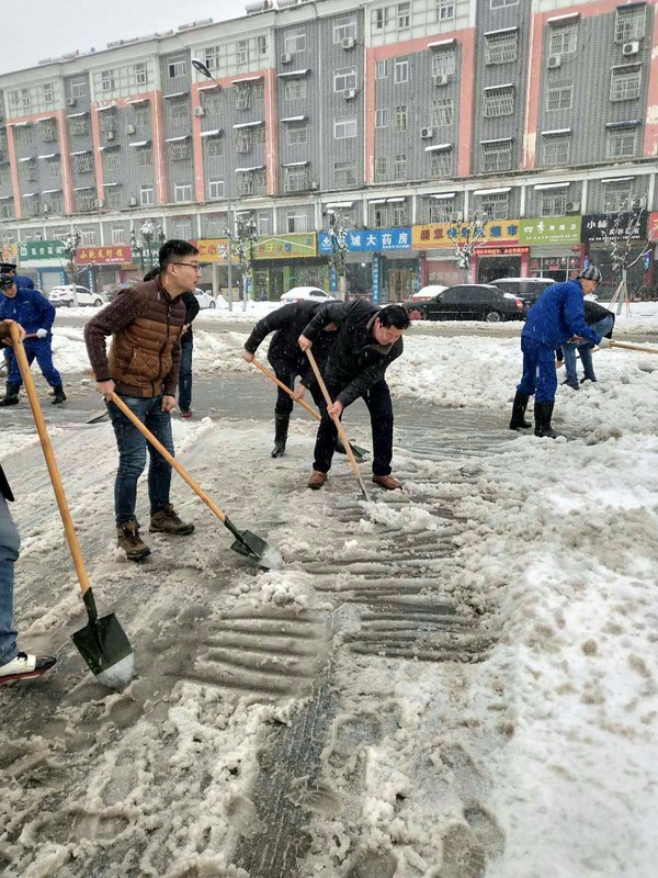 医务人员扫雪2.jpg