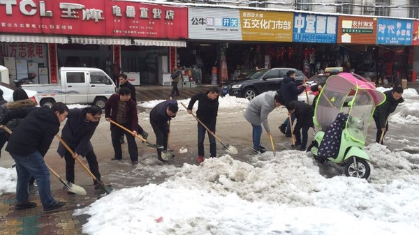 志愿者扫雪1.jpg