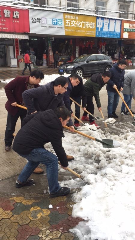 志愿者扫雪2.jpg